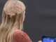 Frau sitzt vor Tablet und macht Neurofeedback